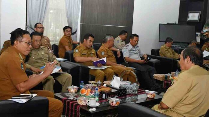 kegiatan rapat koordinasi Pj Bupati Lotim H. M Juaini Taofik dengan pimpinan Organisasi Perangkat Daerah Lotim, Selasa, 19 November 2024. (ekbisntb.com/rus)