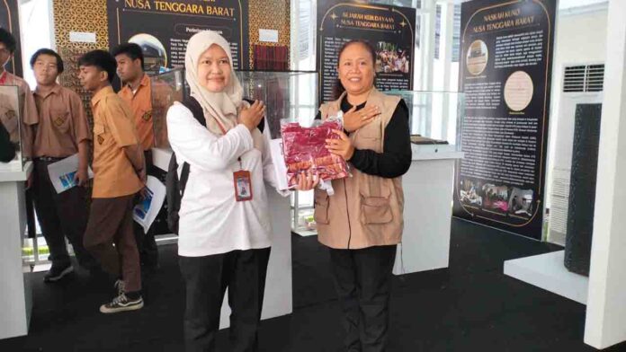 Stand Museum NTB pada Pameran Nasional Cross Musea 2024 di Surabaya, Jawa Timur yang dikunjungi banyak pengunjung. (ekbisntb.com/ist)
