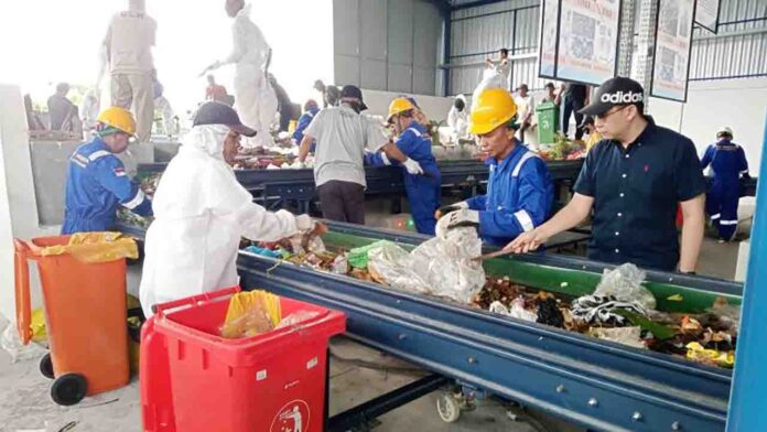Pengolahan sampah di Tempat Pengolahan Sampah terpadu (TPST) modern Sandubaya, Kota Mataram. (ekbisntb.com/ant)