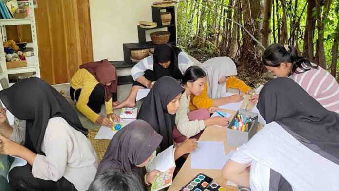 Sejumlah siswa yang tergabung dalam Trash Hero Kids belajar Bahasa Inggris dilanjutkan dengan membersihkan sampah plastik.(ekbisntb.com/ist)