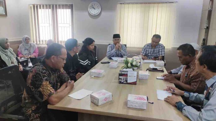 Disnaker Kota Mataram bersama dewan pengupahan, serikat pekerja dan Asosiasi Pengusaha Indonesia saat rapat penetapan UMK Kota Mataram tahun 2025. Disepakati kenaikan UMK senilai Rp174 ribu dari sebelumnya Rp2.685.089 menjadi Rp2.859.620. (ekbisntb.com/ist)