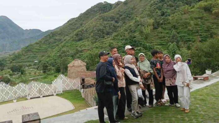 Rombongan wisatawan sedang berfoto di salah satu destinasi wisata di Sembalun Lombok Timur pada Rabu 25 Desember 2024 kemarin (ekbisntb.com/dok)
