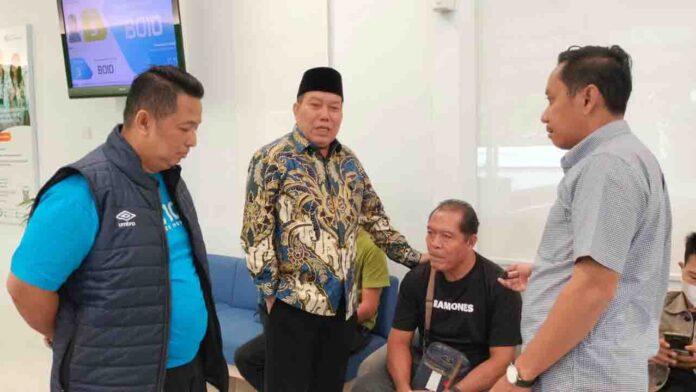 Anggota Komisi IX DPR RI Muazzim Akbar saat berdialog dengan warga yang mengurus BPJS Ketenagakerjaan pada Jumat 3 Januari 2025 (ekbisntb.com/ris)