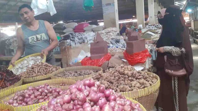 Seorang pedagang bawang merah di Pasar Mandalika menunggu barang dagangannya. Harga kebutuhan barang pokok menjelang Hari Raya Imlek mulai turun. Masyarakat diminta panik karena stok barang terpenuhi hingga lebaran. (ekbisntb.com/cem)