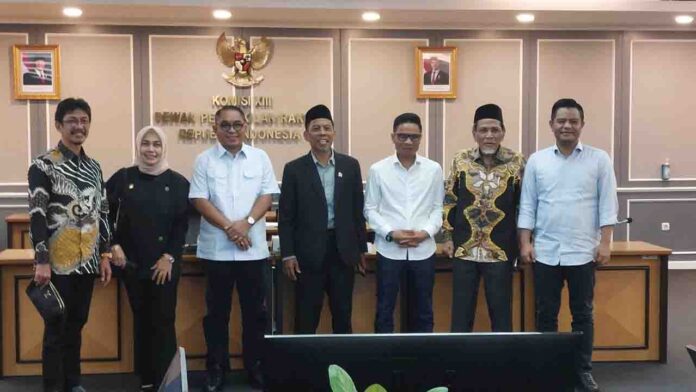 Pimpinan dan anggota Pansus IV Raperda Jasa Konstruksi saat konsultasi dengan anggota DPR RI dari Dapil NTB 2, Abdul Hadi.(ekbisntb.com/ist)