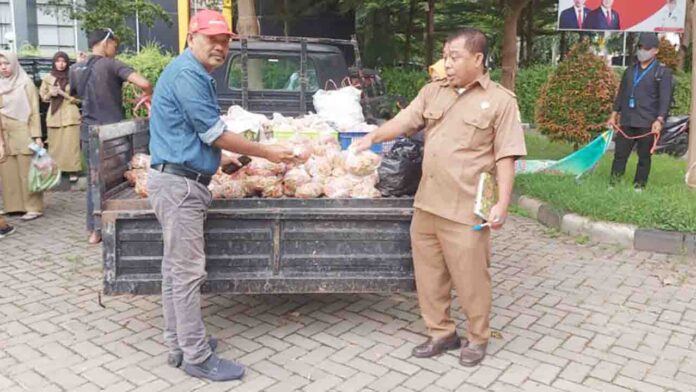 Pemkab Lombok Timur menggelar operasi pasar untuk menekan harga cabai di Lombok Timur, Senin 13 Januari 2025(ekbisntb.com/ant)