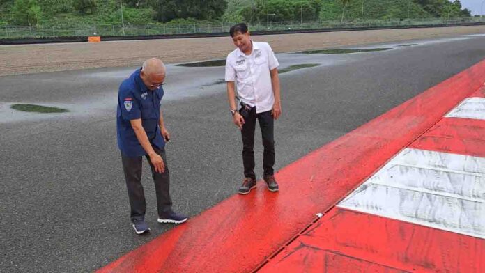 VP Motosport MGPA Donny Mahardjono (kiri) bersama Direktur Utama MGPA Priandhi Satria, mengecek area run off lintasan sirkuit Mandalika yang akan dibongkar sesuai rekomendasi FIA, jelang ajang GT World Challenge Asia, Senin 10 Februari 2025.(ekbisntb.com/ist)