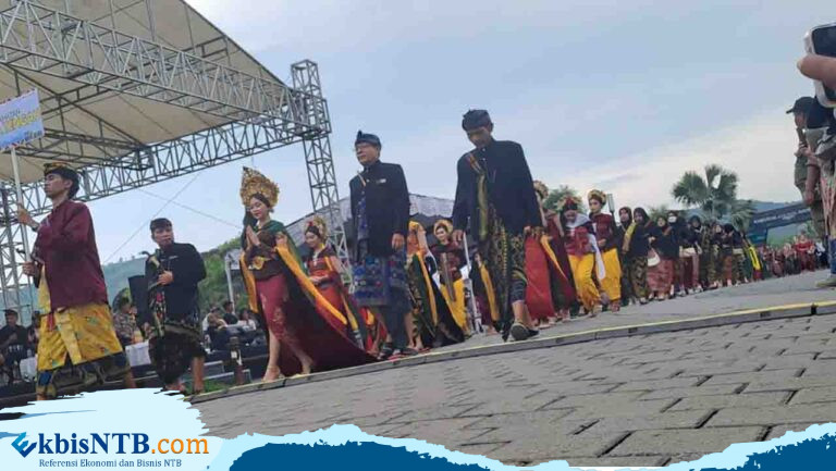 Festival Pesona Bau Nyale 2025, Seribu Putri Mandalika Parade di Kuta Mandalika Festival Pesona Bau Nyale 2025, Seribu Putri Mandalika Parade di Kuta Mandalika