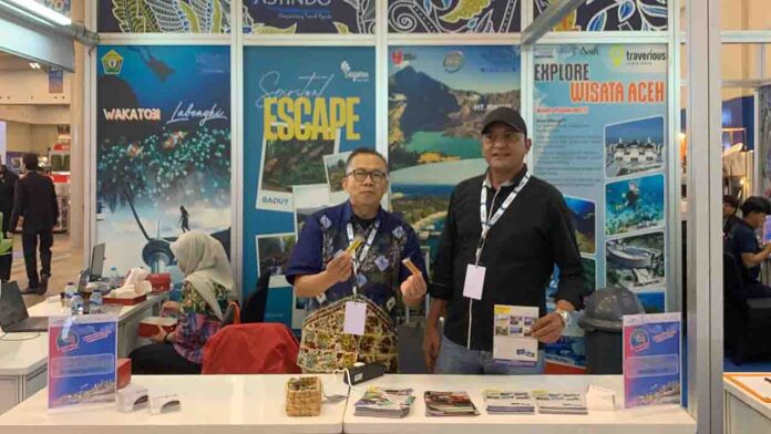 Sahlan M Saleh, Ketua Astindo NTB menawarkan beragam paket pariwisata di Astindo Travel Fair 2025(ekbisntb.com/bul)