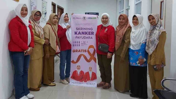 Ketua DPD PIM NTB, Hj. Baiq. Diyah Ratu Ganefi, SH (empat dari kanan ) bersama para pengurus DPD PIM NTB mengawal kegiatan skrining kanker payudara secara gratis kerjasama PIM dengan RS Siloam(ekbisntb.com/bul)