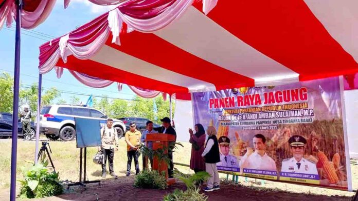 Petani jagung asal Labuan Mapin, Kecamatan Alas Barat, Kabupaten Sumbawa, Maemunah saat dipanggil Menteri Andi Amran Sulaiman untuk menyampaikan keluhannya ke Menteri.(ekbisntb.com/ils)
