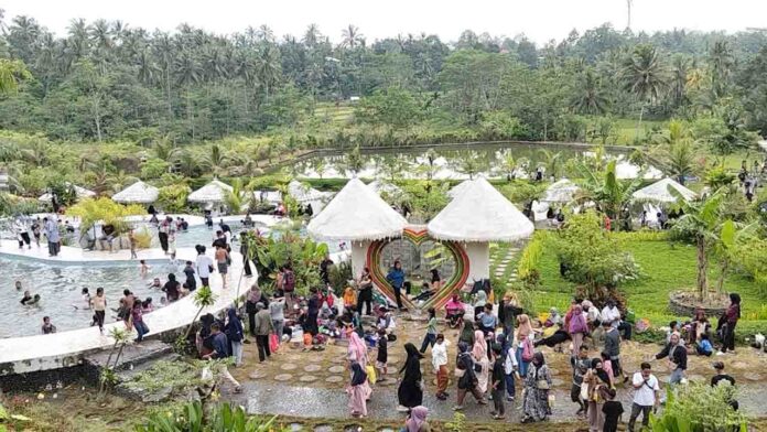 Wisata alam Honeymoon Desa Tanak Beak Loteng ini viral diserbu warga sejak Hari Raya Idulfitri hingga Lebaran Topat lalu. (ekbisntb.com/her)