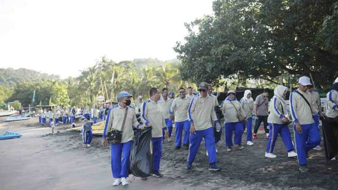 Dirut BPR NTB, Sudharmana bersama Ketua Panitia, H. Usman dan seluruh insan BPR NTB bersih2 pantai senggigi(ekbisntb.com/bul)
