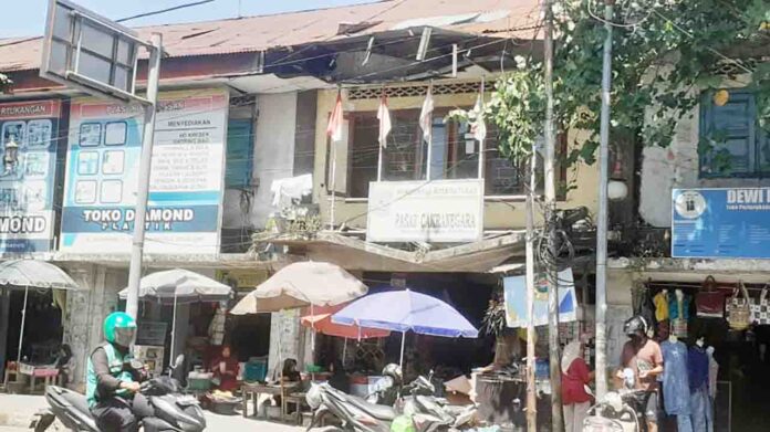 Kondisi Pasar Cakranegara di Jalan Selaparang terlihat tidak layak. Dinas PUPR Kota Mataram akan diminta melakukan uji kelayakan bangunan untuk mengetahui kondisi bangunan sebenarnya. (ekbisntb.com/cem)