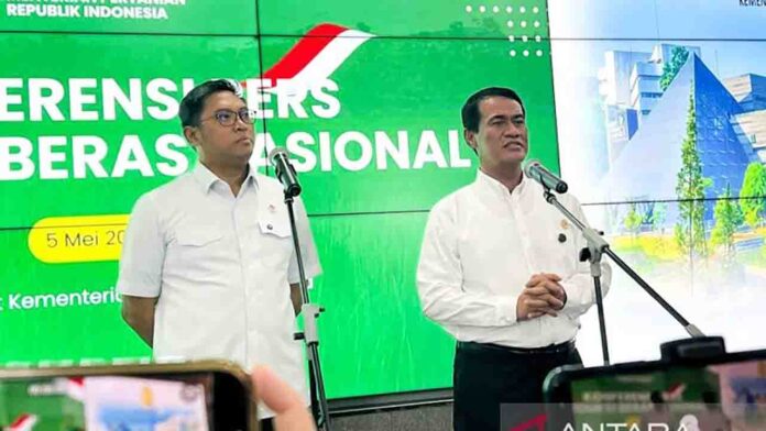 Menteri Pertanian (Mentan) Andi Amran Sulaiman (kanan), Wakil Mentan Sudaryono (kiri) dalam jumpa pers produksi beras nasional di Jakarta, Senin 5 Mei 2025.(ekbisntb.com/ist)