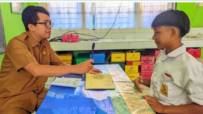 Siswa-siswi kelas VII SMPN 10 Mataram mengikuti kegiatan Penjaringan Kesehatan Rutin yang dilaksanakan oleh tim medis dari Puskesmas Ampenan, pada Senin 5 Mei 2025(ekbisntb.com/ist)