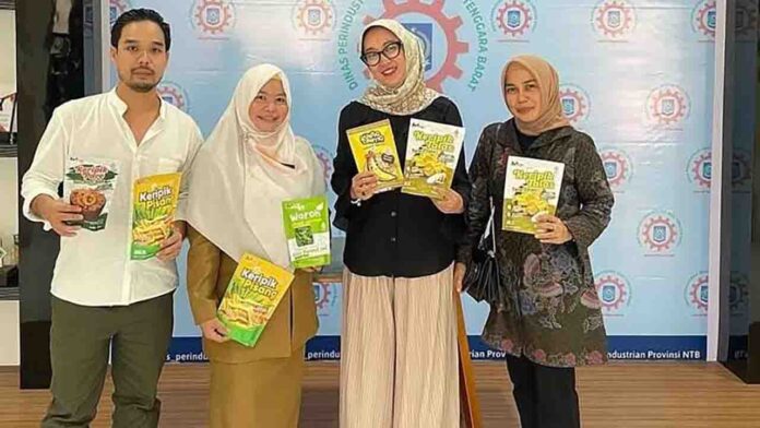 Nuryanti urutan kedua dari kiri(ekbisntb.com/bul)