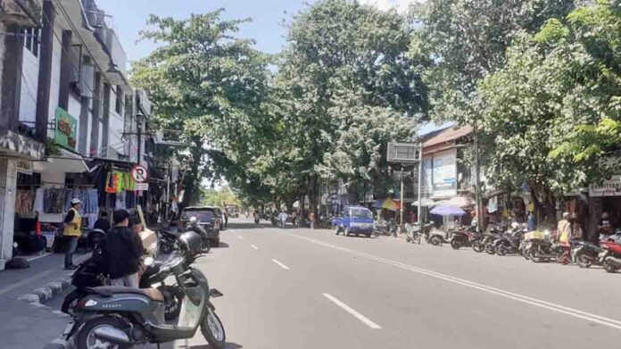 Jukir di Jalan Selaparang atau tepatnya di depan Pasar Cakranegara menunggu kendaraan yang parkir di pinggir jalan. Hasil survei menunjukan 58 persen masyarakat belum puas dengan pelayanan parkir di Kota Mataram. (ekbisntb.com/cem)
