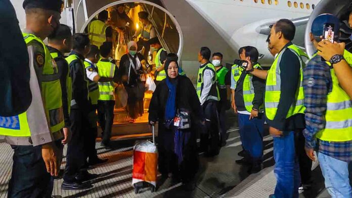 Kelompok terbang (kloter) pertama jemaah haji Provinsi Nusa Tenggara Barat (NTB) tahun 2025 tiba di Bandara Lombok(ekbisntb.com/bul)