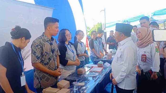 Bupati Lombok Utara, Najmul Akhyar, memantau kebutuhan tenaga kerja pada perusahaan yang terlibat Job Fair. (ekbisntb.com/ist)