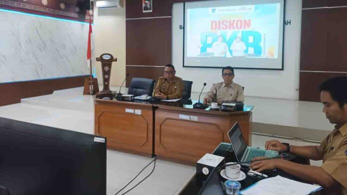 Plt Kepala Badan Pendapatan Daerah (Bappenda) Provinsi NTB, Fathurrahman dan mantan Ketua tim transisi Iqbal-Dinda, Adhar Hakim menyampaikan keterangan terkait dengan program diskon Pajak Kendaraan Bermotor untuk masyarakat.(ekbisntb.com/ndi)