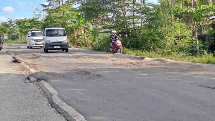 Jalan Rusak Parah(ekbisntb.com/kir)