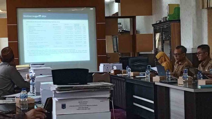 Suasana rapat kerja Komisi II DPRD Kota Mataram dengan jajaran BKD Kota Mataram(ekbisntb.com/fit)