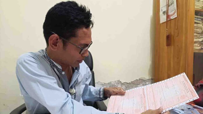 Kepala Bidang PBB P2 Bapenda Lotim, Tohri Habibi memperlihatkan bukti pembayaran PBB P2 yang diklaim terendah di NTB(ekbisntb.com/rus)