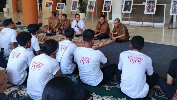 Gubernur NTB H. Lalu Muhamad Iqbal didampingi Pj Sekda NTB H. Lalu Moh. Faozal melepas penari NTB yang akan tampil pada penurunan Bendera Pusaka di Istana Merdeka di Kantor Gubernur NTB, Selasa 12 Agustus 2025. (ekbisntb.com/ham)