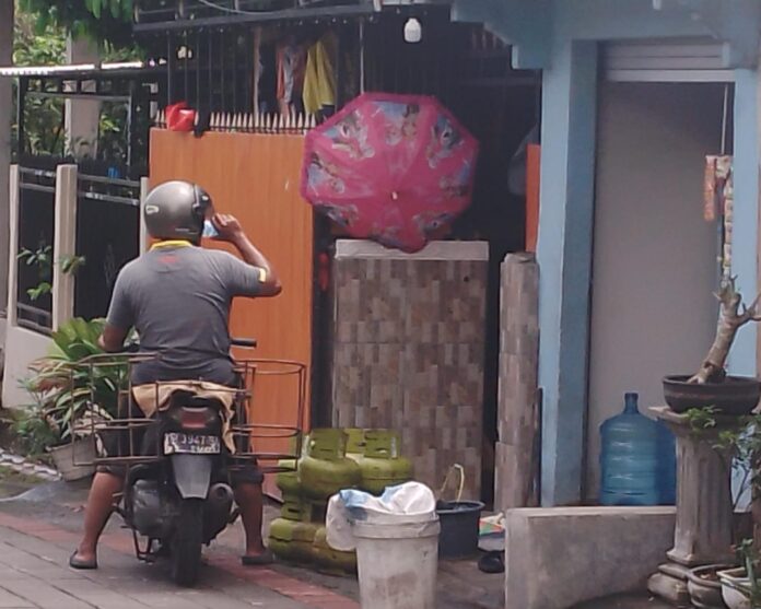 Salah seorang agen menurunkan tabung gas LPG 3 kilogram di satu kios pada, Rabu (10/9). Tabung gas melon tersebut, terjadi kelangkaan di Kota Mataram akibat tingginya kebutuhan untuk perayaan maulid. (ekbisntb.com/cem)