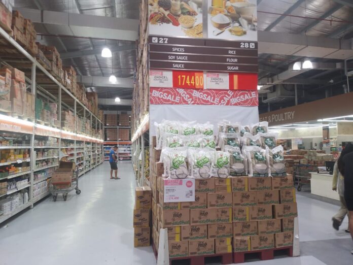 Etalase beras premium di salah satu retail modern atau supermarket di Abian Tubuh terlihat kosong. Stok beras premium kosong. Hal ini disebabkan kebijakan penetapan HET beras premium Rp14.900 oleh pemerintah pusat. (Suara NTB/cem)