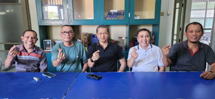 Foto : dari kiri ke kanan ; Nasrin H. Muhtar, H. Agus Mulyadi, H. Hasmudin, Lalu Rizvi, Lalu. Karman Lutfi