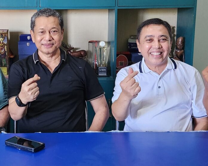 Kadin NTB : Gebrakan Menkeu Purbaya jadi Angin Segar Pengusaha Daerah Mataram (Suara NTB) – Kalangan pengusaha yang tergabung dalam Kamar Dagang dan Industri (Kadin) Nusa Tenggara Barat menyambut positif kebijakan Menteri Keuangan Purbaya Yudhi Sadewa yang akan mengalihkan dana pemerintah sebesar Rp200 triliun dari Bank Indonesia ke bank-bank BUMN untuk dikucurkan kembali sebagai kredit kepada masyarakat bawah. Kebijakan ini diyakini mampu menggerakkan sektor riil sekaligus menjadi peluang emas bagi dunia usaha di daerah. Pengurus Kadin NTB, H. Lalu Rizvi, menilai dana jumbo tersebut akan membuka ruang bagi pelaku usaha untuk memperluas skala bisnis. “Kita harus siapkan diri, siapa yang punya proyek yang benar-benar feasible untuk ekspansi. Ada dana Rp200 triliun, kesiapan pengusaha kita bagaimana? Inilah yang kita dorong,” ujarnya, Jumat (13/9). Rizvi menjelaskan, kebijakan pemerintah pusat ini perlu direspons serius oleh pelaku usaha di NTB. Menurutnya, peluang sebesar ini tidak datang dua kali. “Pengusaha itu harus bisa menangkap peluang. Modal saja tidak cukup, yang penting ada rencana proyek yang jelas, layak dibiayai, dan mampu memberi dampak bagi perekonomian,” katanya. Kadin NTB, kata Rizvi, siap mengambil peran penting dalam memastikan para pelaku usaha di daerah benar-benar siap menyongsong momentum tersebut. Program pembinaan dan pendampingan akan diarahkan agar UMKM dan pelaku usaha menengah menjadi lebih profesional, sehat secara keuangan, dan memenuhi syarat untuk memperoleh kredit. “Kita tidak bisa lagi bekerja seperti biasa. Kita harus mengubah mindset, memperbaiki tata kelola, dan memastikan proyek yang ditawarkan benar-benar berkualitas,” tegas Rizvi. Menurutnya, langkah Menteri Keuangan membuka keran likuiditas bagi sektor riil merupakan angin segar di tengah upaya pemulihan ekonomi pascapandemi. “Sekarang tinggal bagaimana kita di daerah, khususnya di NTB, mampu mengoptimalkan peluang ini untuk mempercepat pertumbuhan usaha dan menciptakan lapangan kerja baru,” katanya. Hal senada disampaikan pengurus Kadin NTB lainnya, H. Hasmudin. Ia menekankan pentingnya keberanian sekaligus kehati-hatian dalam memanfaatkan kesempatan tersebut. “Pengusaha itu menangkap peluang, karena peluang tidak hadir dua kali. Tapi kita juga alergi dengan bisnis yang berhadapan dengan hukum. Artinya, kita harus memitigasi risiko agar langkah kita tetap aman secara regulasi,” jelasnya. Hasmudin mengakui, selama beberapa tahun terakhir, dunia usaha di NTB menghadapi berbagai hambatan, mulai dari krisis akibat gempa bumi 2018 hingga pandemi Covid-19 yang memukul pertumbuhan ekonomi lokal. Dampak terbesarnya, banyak pengusaha kehilangan kelayakan kredit atau tidak lagi “bankable” di mata perbankan. “Inilah yang sekarang harus disiapkan Kadin, bagaimana pelaku usaha bisa kembali sehat dan dipercaya bank,” tambahnya. Ia menyebut, dengan kucuran dana Rp200 triliun ke bank-bank umum, kapasitas kredit perbankan akan meningkat signifikan. “Ketika dana bank besar untuk dikucurkan, hukum pasar akan berlaku. Bank berlomba-lomba menawarkan kredit dengan bunga yang lebih lunak. Masyarakat dan pengusaha bisa mendapat akses pendanaan yang lebih mudah dan murah. Ini akan menggerakkan ekonomi di bawah,” urainya. Hasmudin menambahkan, kehadiran Kadin sebagai wadah tunggal pengusaha Indonesia sangat penting untuk memastikan seluruh anggota mendapat informasi dan bimbingan yang tepat. “Kadin harus menjadi garda terdepan dalam memfasilitasi pelaku usaha agar siap memanfaatkan peluang ini. Jangan sampai dana sebesar itu mengalir ke luar daerah karena kita tidak siap,” ujarnya. Dengan momentum kebijakan baru ini, pengusaha NTB diharapkan lebih percaya diri untuk mengajukan pembiayaan, memperluas pasar, dan memperkuat daya saing produk lokal, baik di tingkat nasional maupun global.(bul) Foto : H. Hasmudin (kiri) dan H. H. Lalu Rizvi (kanan)