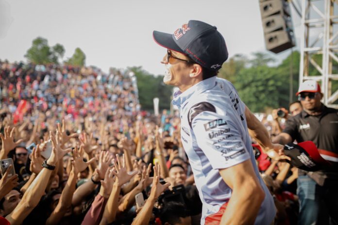 Foto: Bintang MotoGP, Mark Marquez dalam sebuah kesempatan menyapa penggemarnya di Lombok