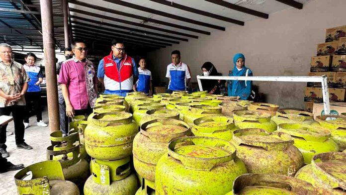 Kepala Dinas Perdagangan Provinsi NTB, Jamaludin Malady saat melakukan sidak LPG subsidi di Kota Mataram dan Lombok Barat