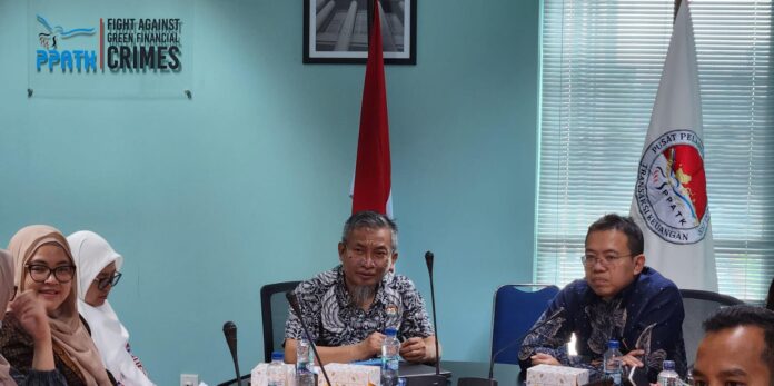 Direktur Pengawasan Kepatuhan PBJ PPATK, Sri Bagus Arosyid saat bersama Kepala OJK NTB, Rudi Sulistyo di gedung PPATK