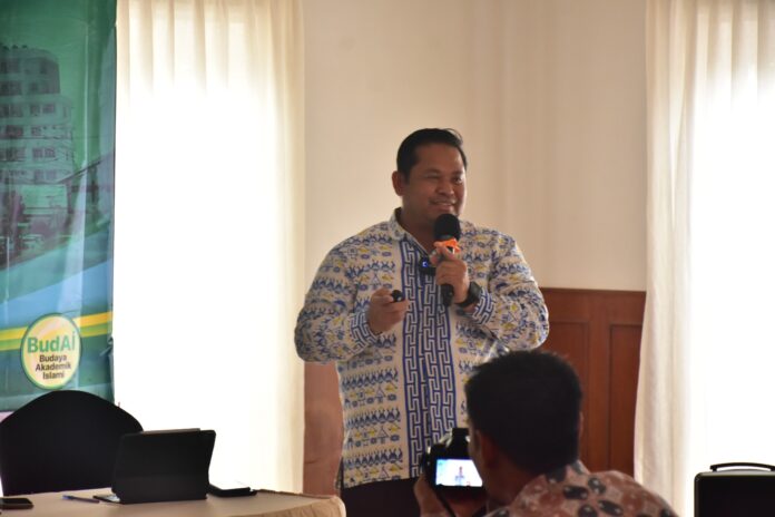 Kadiskes Provinsi NTB Dr. Lalu Hamzi Fikri saat menyampaikan materi hipnosis dan implementasinya dalam praktik medis di Seminar CME UNISSULA, Minggu 21 September 2025.(Ekbis NTB/ist)