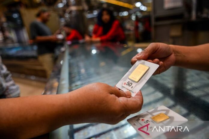 Harga Emas Antam Selasa Ini Meroket Rp41.000 Jadi Rp2,164 Juta/Gram Harga Emas Antam Selasa Ini Meroket Rp41.000 Jadi Rp2,164 Juta/Gram