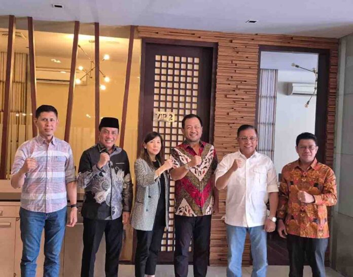 Wakil Bupati Bima, H. Irfan Zubaidy (paling kiri), Bupati Bima, Ady Mahyudi (kedua dari kiri), Direktur Komersial Sriwijaya Air, Yuwan Eunike (ketiga dari kiri), Presiden Direktur Sriwijaya Air, Jefferson I. Jauwena (ketiga dari kanan), Wali Kota Bima H. A. Rahman (kedua dari kanan) dan Bupati Dompu Bambang Firdaus (ujung kanan) berfoto bersama pada Rabu 8 Oktober 2025.(Ekbisntb.com/ist)