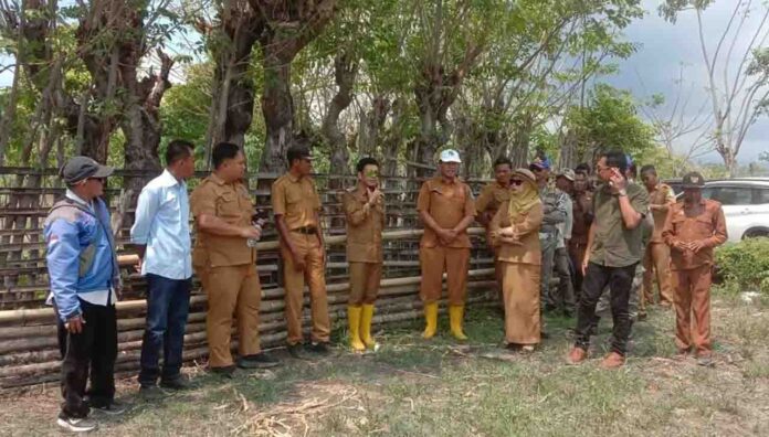Bupati Dompu, Bambang Firdaus bersama jajarannya meninjau rencana lokasi program Kampung Nelayan Merah Putih di Desa Pekat awal pekan ini.(Ekbis NTB/ist)