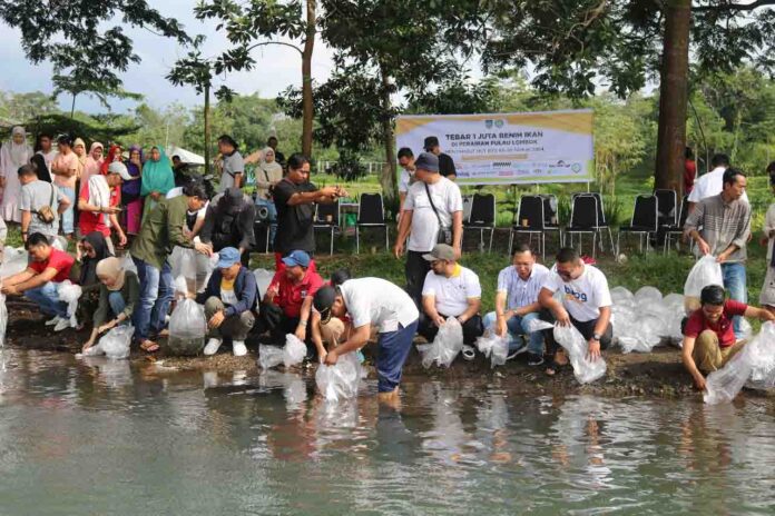 Kepala Dinas Kelautan dan Perikanan Provinsi NTB, H. Muslim dan wartawan serta stakeholder saat melakukan pelepasan benih ikan di perairan umum