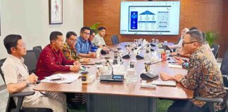 Dompu Upayakan Pembiayaan Kreatif Melalui Pinjaman Daerah ke PT SMI (Ekbisntb/ist) PERTEMUAN - Bupati Dompu, Bambang Firdaus (paling kiri) didampingi Kepala BPKAD Kabupaten Dompu, Muhammad Syahroni dan pejabat teknis lainnya melakukan pertemuan degan pejabat PT SMI di kantornya di Jakarta