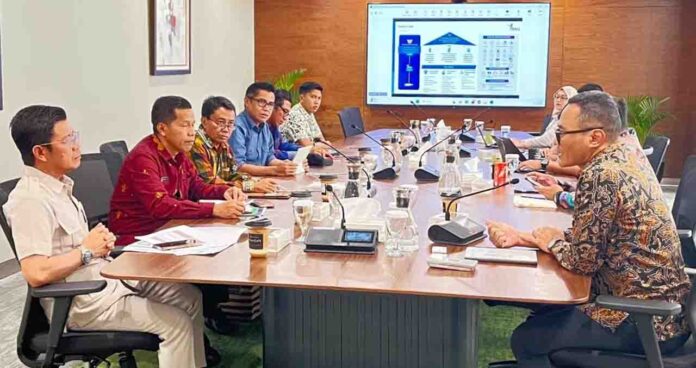 (Ekbisntb/ist) PERTEMUAN - Bupati Dompu, Bambang Firdaus (paling kiri) didampingi Kepala BPKAD Kabupaten Dompu, Muhammad Syahroni dan pejabat teknis lainnya melakukan pertemuan degan pejabat PT SMI di kantornya di Jakarta