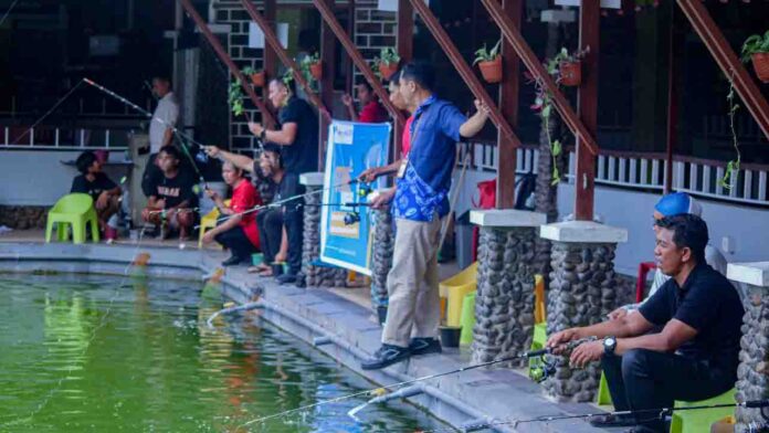 Aktivitas memancing bersama di kolam pancing Kura-kura