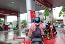 Konsumen Kesulitan Mendapatkan Pertamax di SPBU (Ekbisntb/ist) BAHAN BAKAR - Antrean pengisian bahan bakar di sebuah SPBU di Kota Mataram kemarin