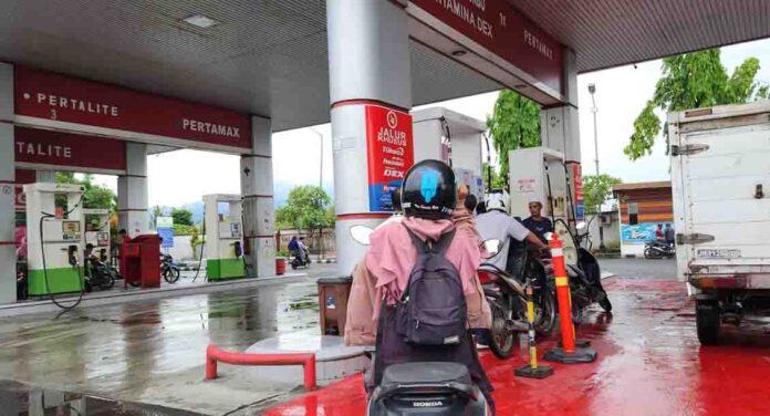 (Ekbisntb/ist) BAHAN BAKAR - Antrean pengisian bahan bakar di sebuah SPBU di Kota Mataram kemarin