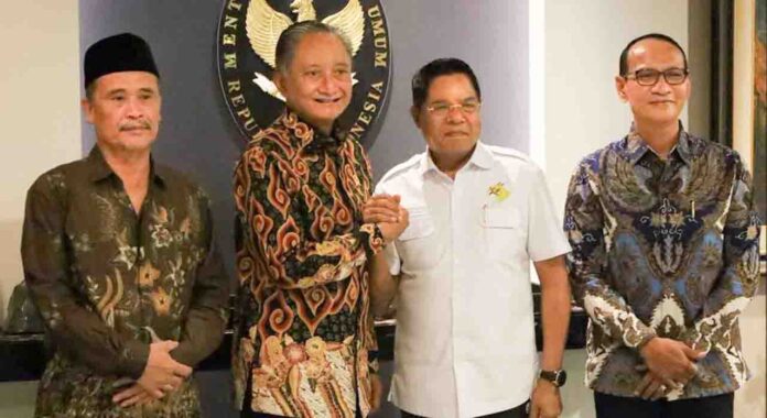 Bupati Lotim H Haerul Warisin menemui Menteri PU Dody Hanggodo di Jakarta. (ekbis NTB/ist)