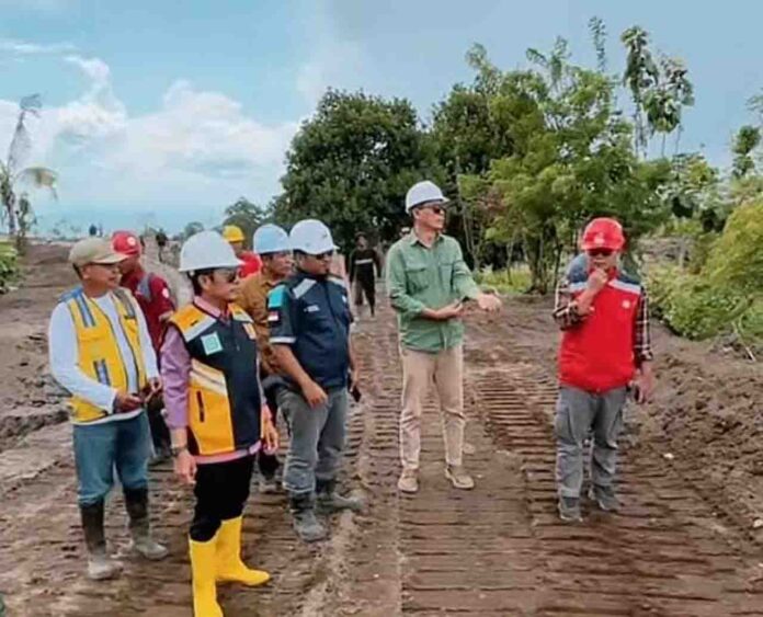 Bupati Dompu, Bambang Firdaus, SE didampingi Kepala Dinas PUPR Kabupaten Dompu saat meninjau Pembangunan jaringan irigasi Sori Na’a Pekat.