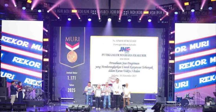 JNE menerima piagam penghargaan dari Museum Rekor Indonesia (MURI) atas pencapaian rekor sebagai Perusahaan Jasa Pengiriman yang Memberangkatkan Umrah Karyawan Terbanyak dalam Kurun Waktu 3 Bulan.