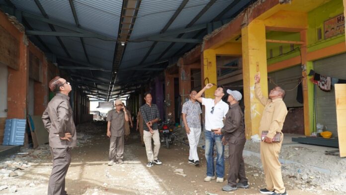 Komisi II DPRD KSB saat melakukan kunjungan lapangan ke proyek revitalisasi Pasar Tanah Mira Taliwang, Selasa (6/1/2026). (suarantb.com/bug)